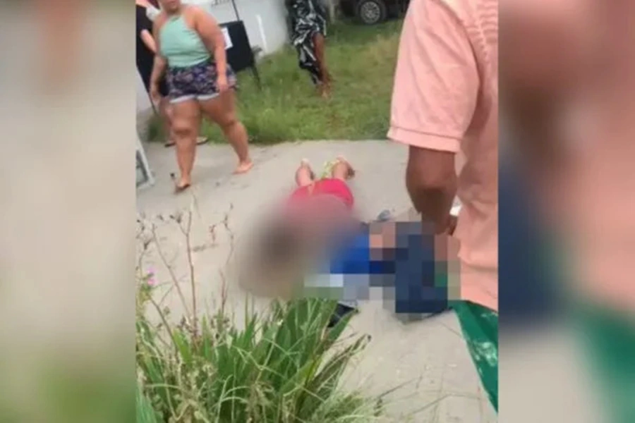 Em imagens que circulam nas redes sociais é possível ver uma pessoas abraçando o corpo do menino