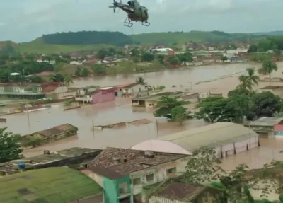 Equipe do Corpo de Bombeiros Militar de Alagoas em helicóptero durante ações de resgate em área bastante comprometida
