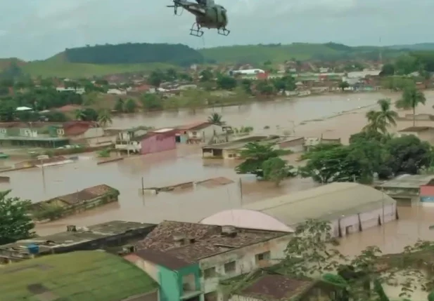 Equipe do Corpo de Bombeiros Militar de Alagoas em helicóptero durante ações de resgate em área bastante comprometida