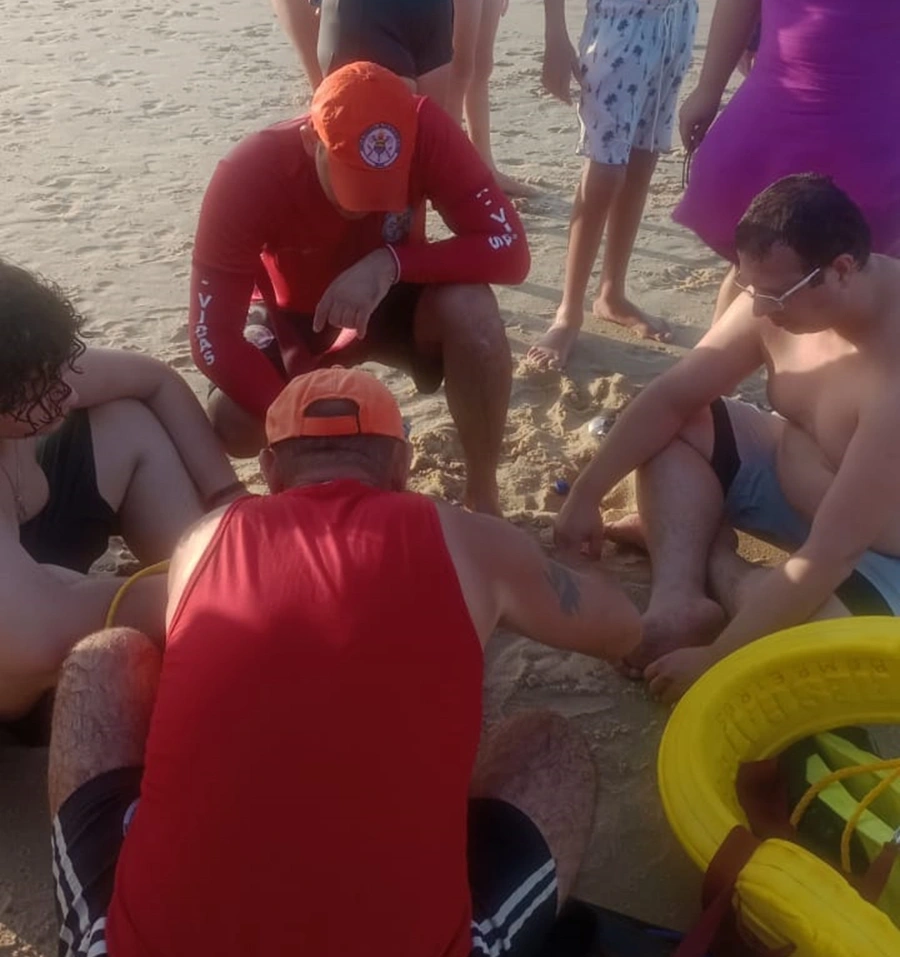 Equipe do Corpo de Bombeiros Militar do Piauí resgatou pai e filho em afogamento na praia Pedra do Sal, em Parnaíba