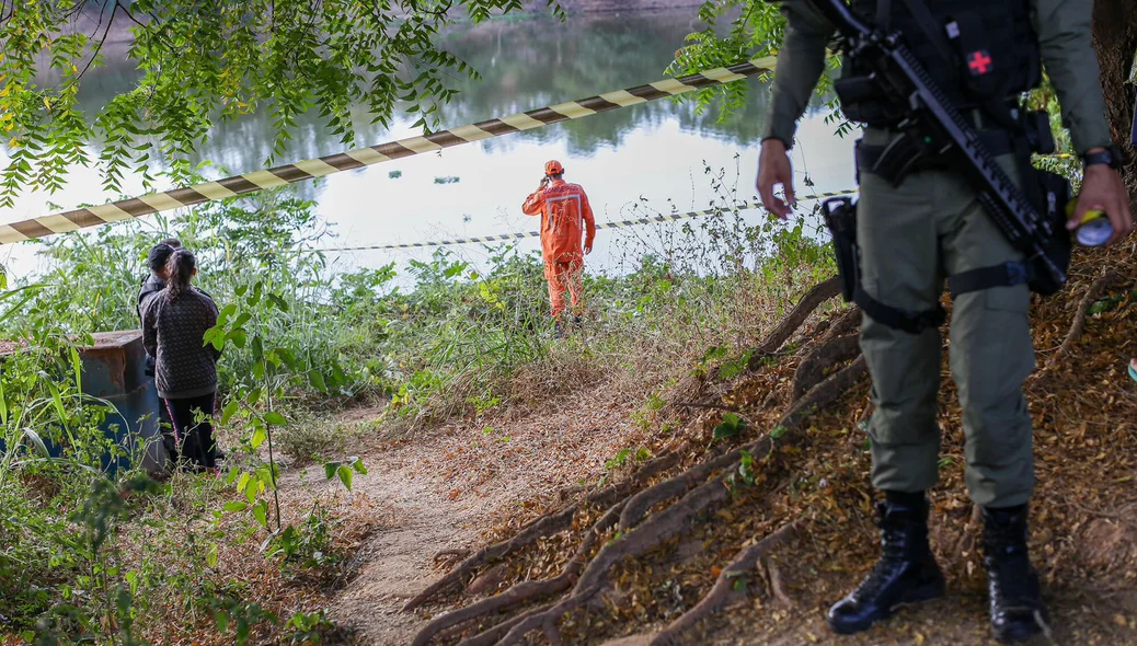 Equipes da Força de Segurança no local onde o corpo foi localizado