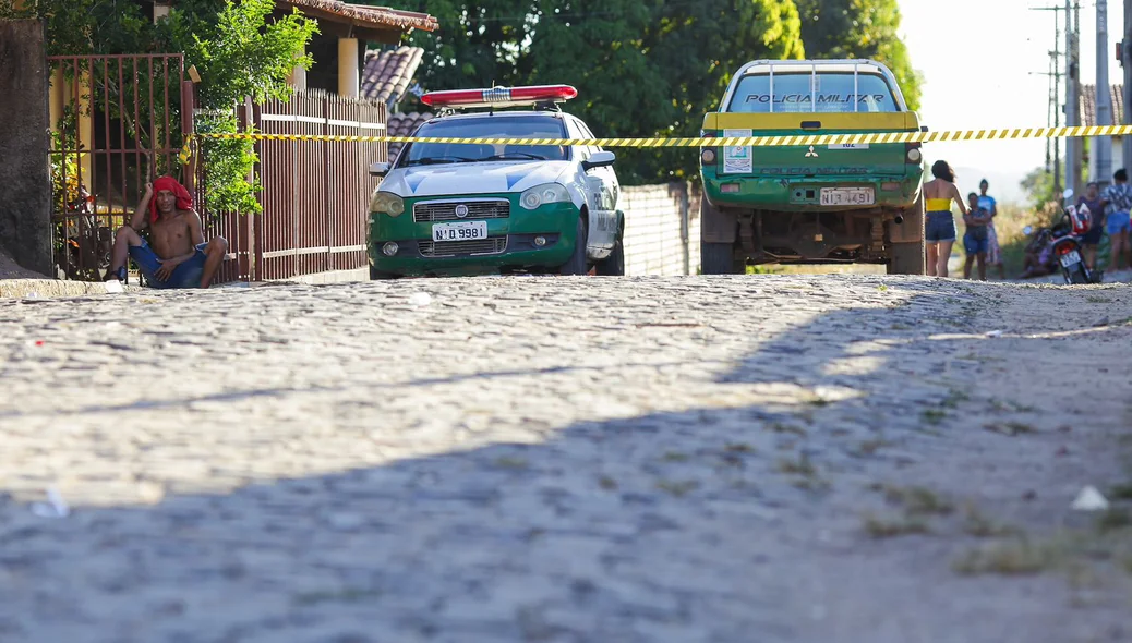 Equipes da Polícia Militar no local do crime