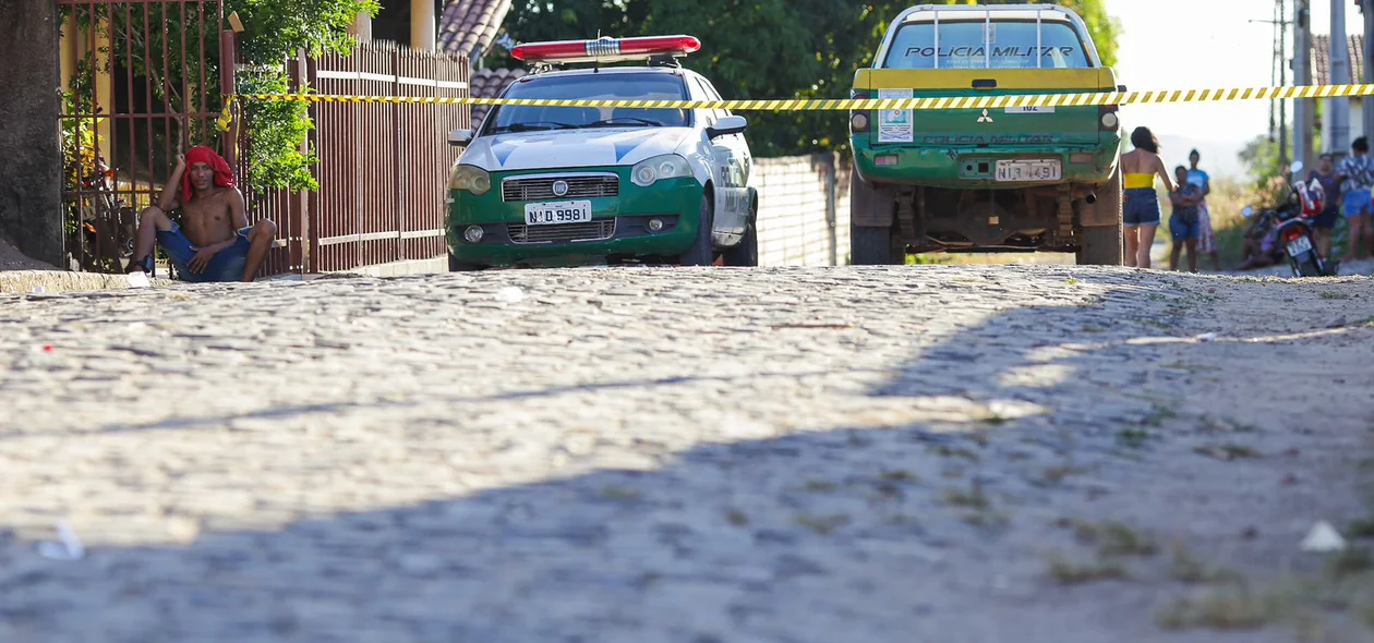 Equipes da Polícia Militar no local do crime