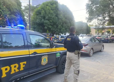 Equipes da PRF apreendem veículo Hyundai, do modelo HB20S, que aparece na foto, e prendem o condutor por apropriação indébita