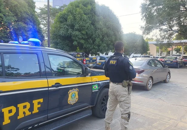 Equipes da PRF apreendem veículo Hyundai, do modelo HB20S, que aparece na foto, e prendem o condutor por apropriação indébita