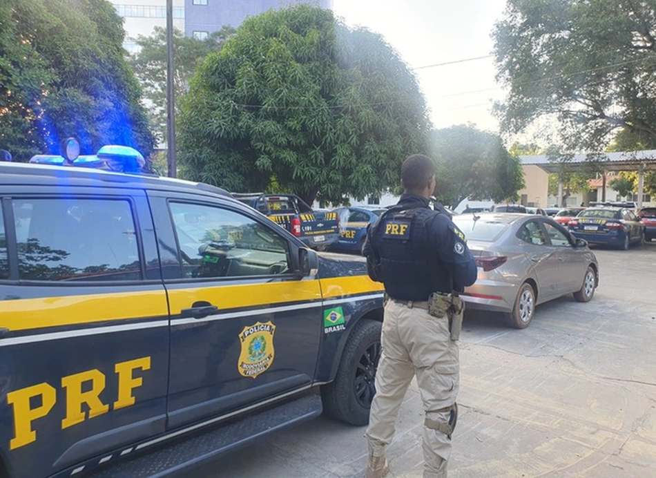 Equipes da PRF apreendem veículo Hyundai, do modelo HB20S, que aparece na foto, e prendem o condutor por apropriação indébita