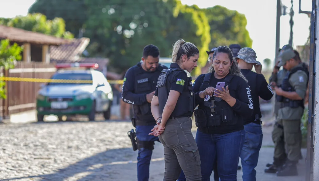 Equipes do DHPP realizando levantamentos sobre o caso
