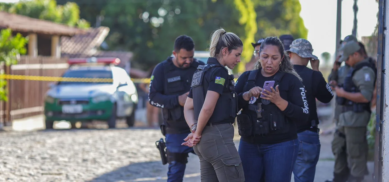 Equipes do DHPP realizando levantamentos sobre o caso