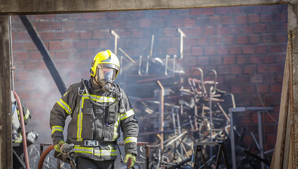 Equipes dos bombeiros fazem rescaldo