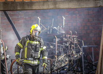 Equipes dos bombeiros fazem rescaldo