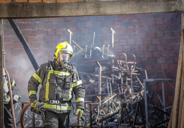 Equipes dos bombeiros fazem rescaldo