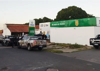 Equipes policiais na sede da delegacia de Luzilândia