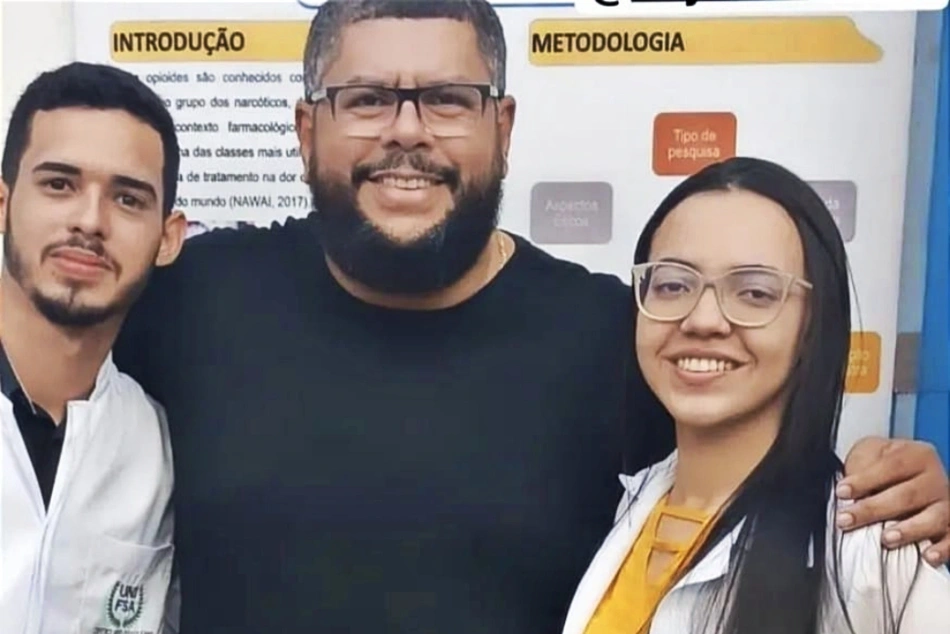 Esdras Matheus da Rocha Santos, Nayla Grazielly Alencar de Sousa, ambos egressos do curso de Farmácia e Raimundo Nonato Cardoso  Miranda Júnior, docente dos pesquisadores