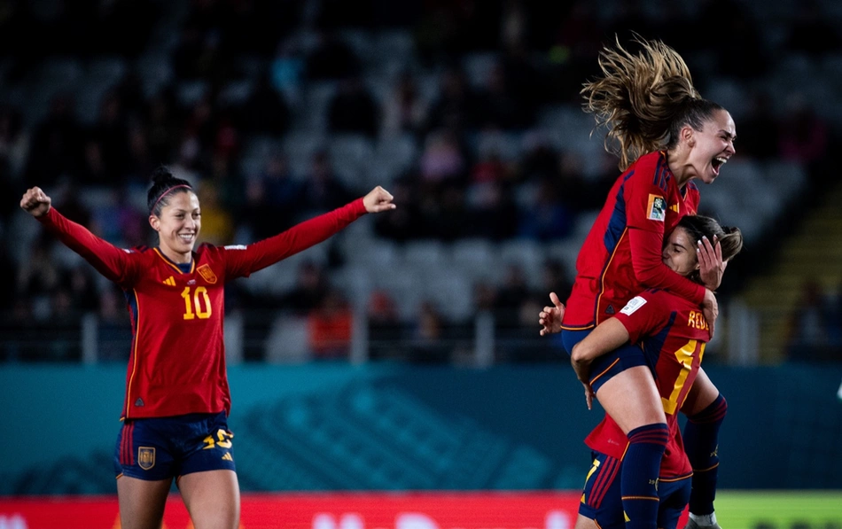 Espanha vence por goleada e se classifica para as oitavas