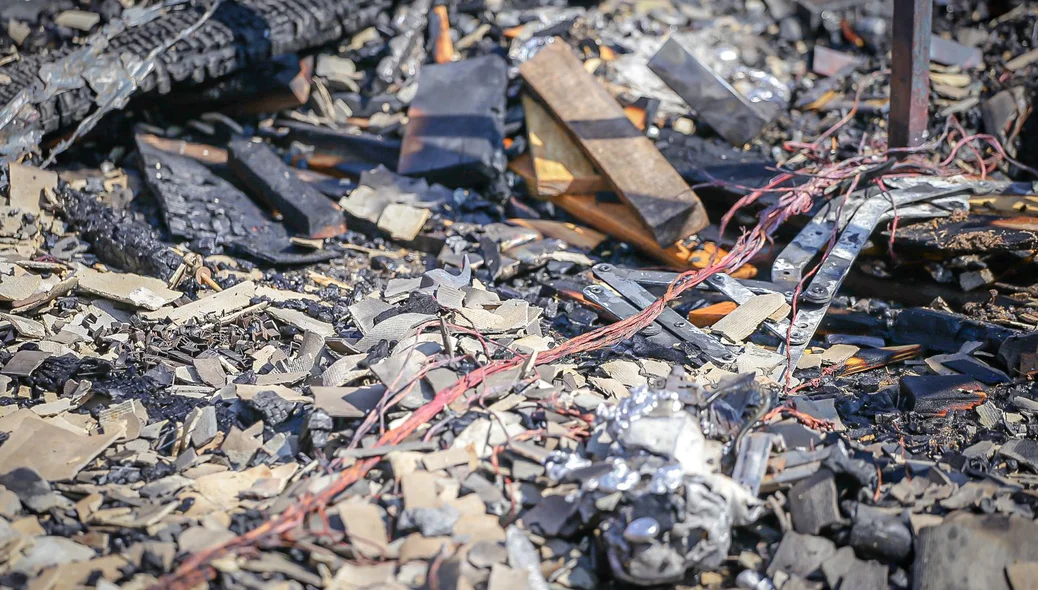 Fábrica de estofados ficou totalmente destruída