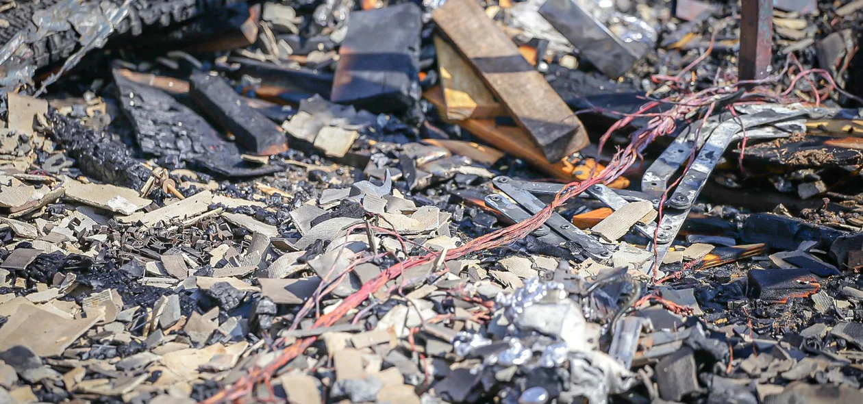 Fábrica de estofados ficou totalmente destruída