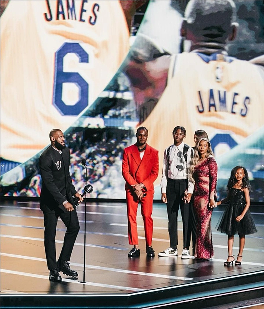 Família James, LeBron, Savannah, Bronny, Bryce e Zhuri