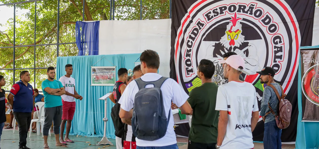 Familiares e amigos do jogador Índio em seu velório