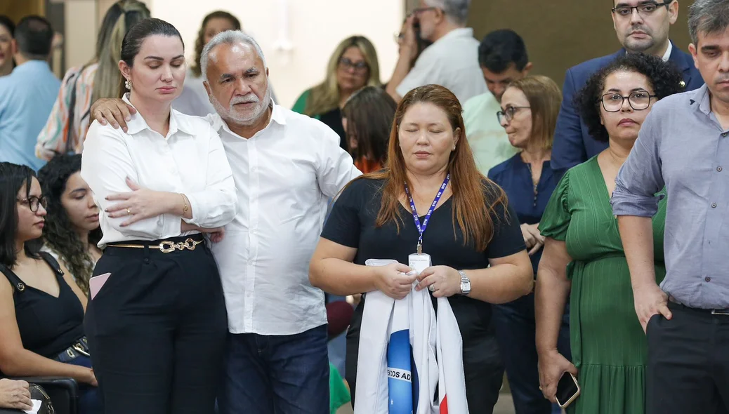 Familiares e amigos emocionados com a partida de Celso Barros Coelho