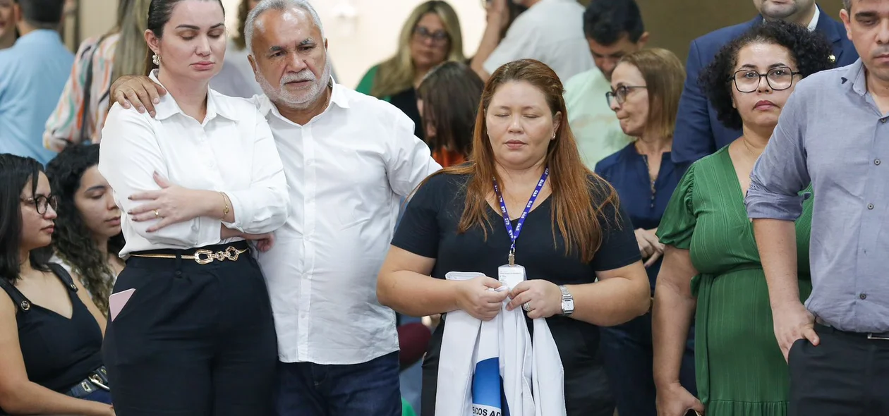 Familiares e amigos emocionados com a partida de Celso Barros Coelho
