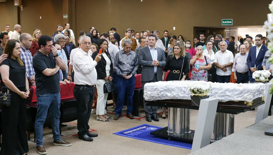 Familiares e amigos prestaram última homenagem a Celso Barros Coelho