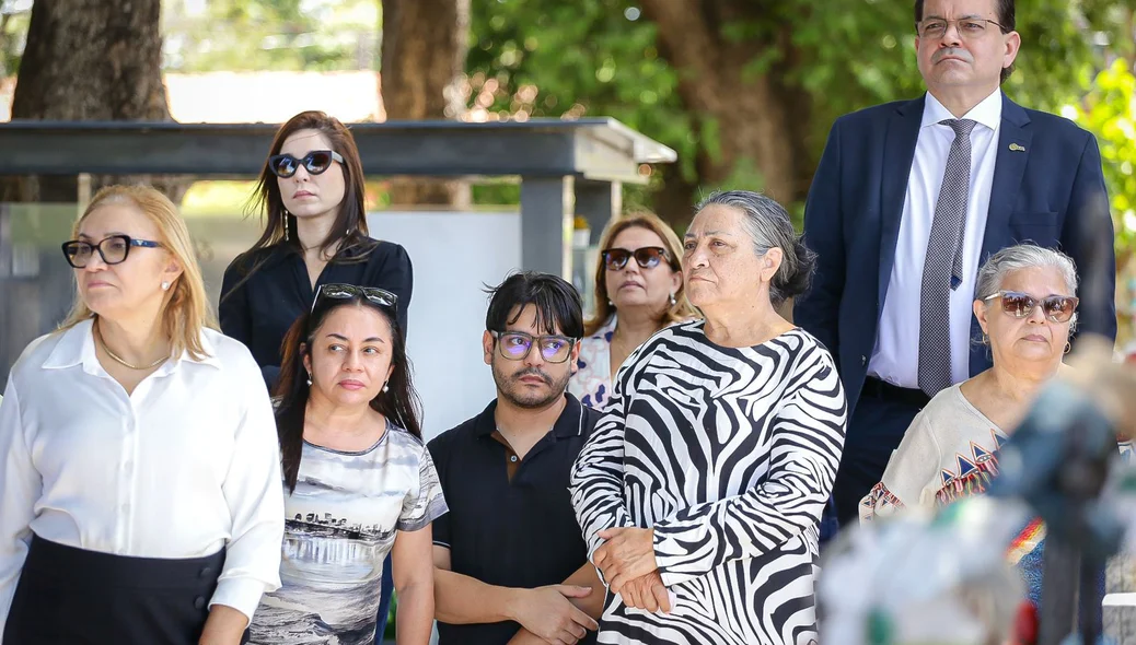 Familiares em sepultamento