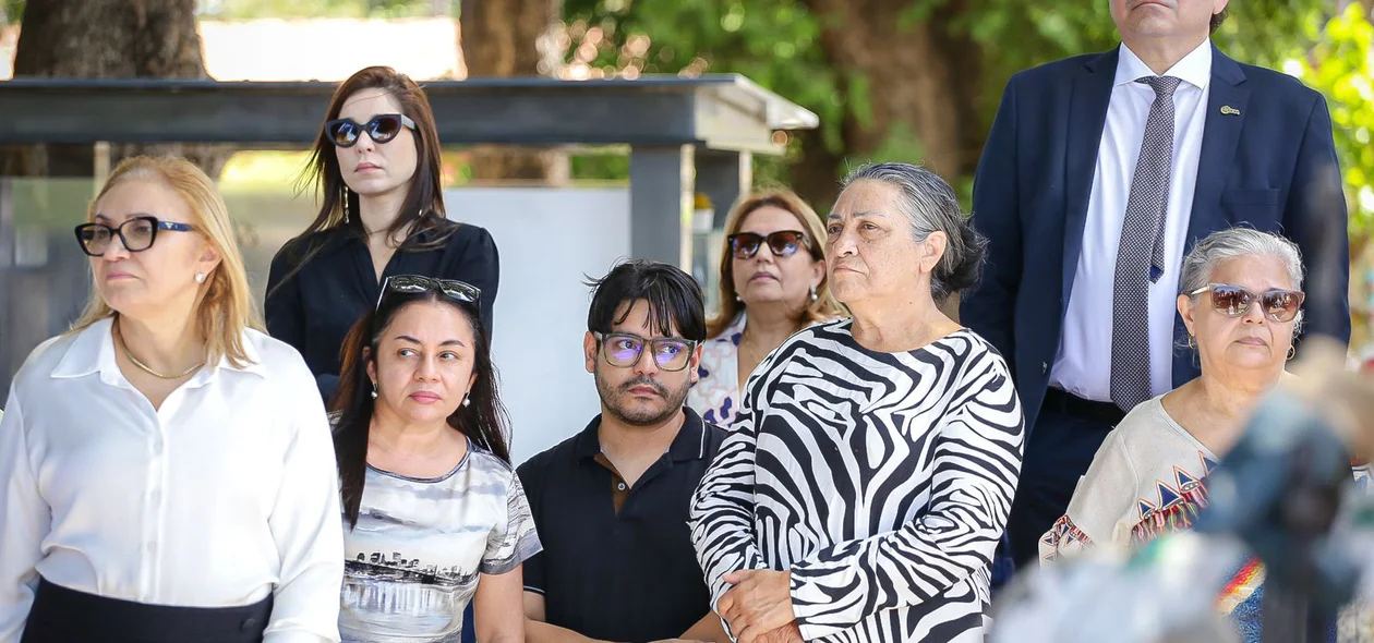Familiares em sepultamento