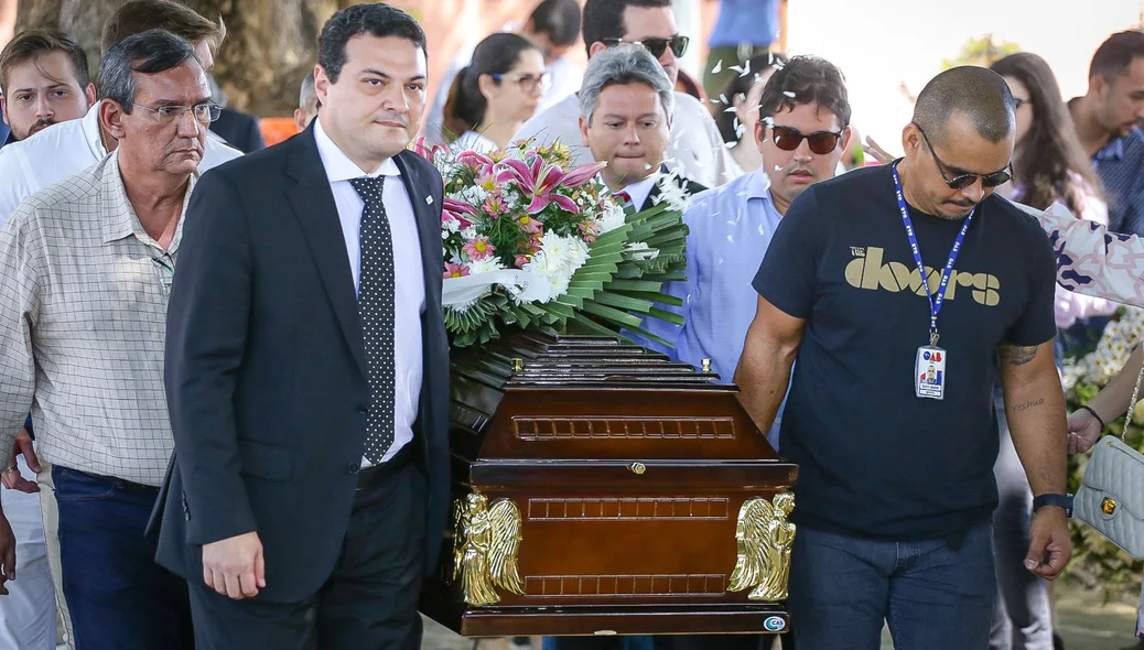 Familiares se despedem de Celso Barros Coelho, ex-presidente da OAB-PI