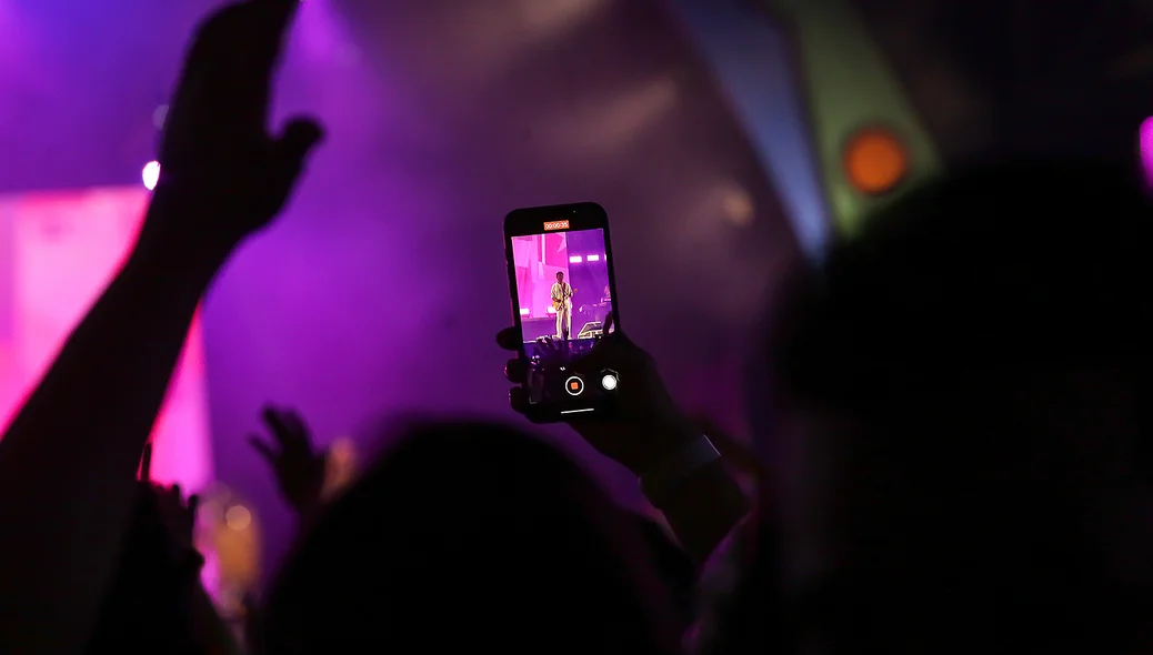 Fãs filmando o show da banda