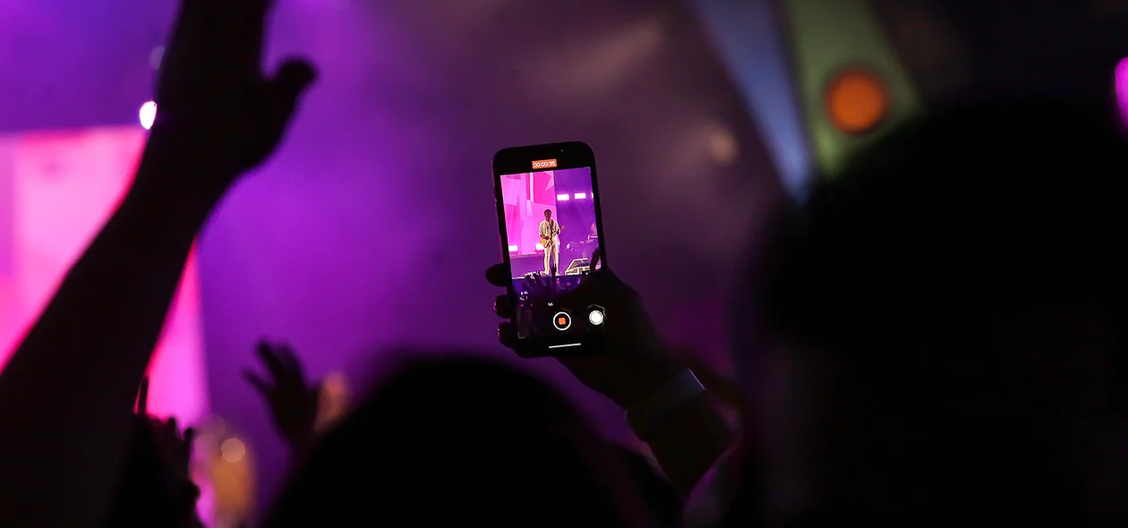 Fãs filmando o show da banda