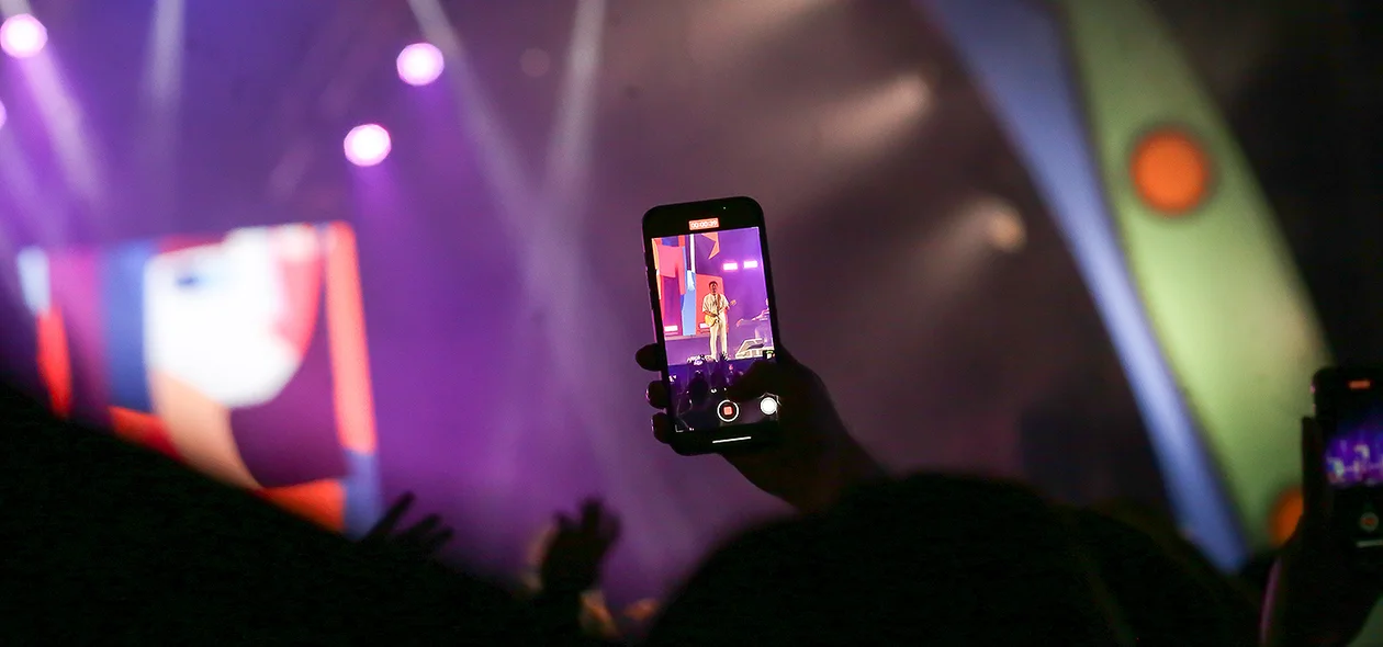 Fãs filmando o show