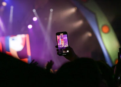 Fãs filmando o show