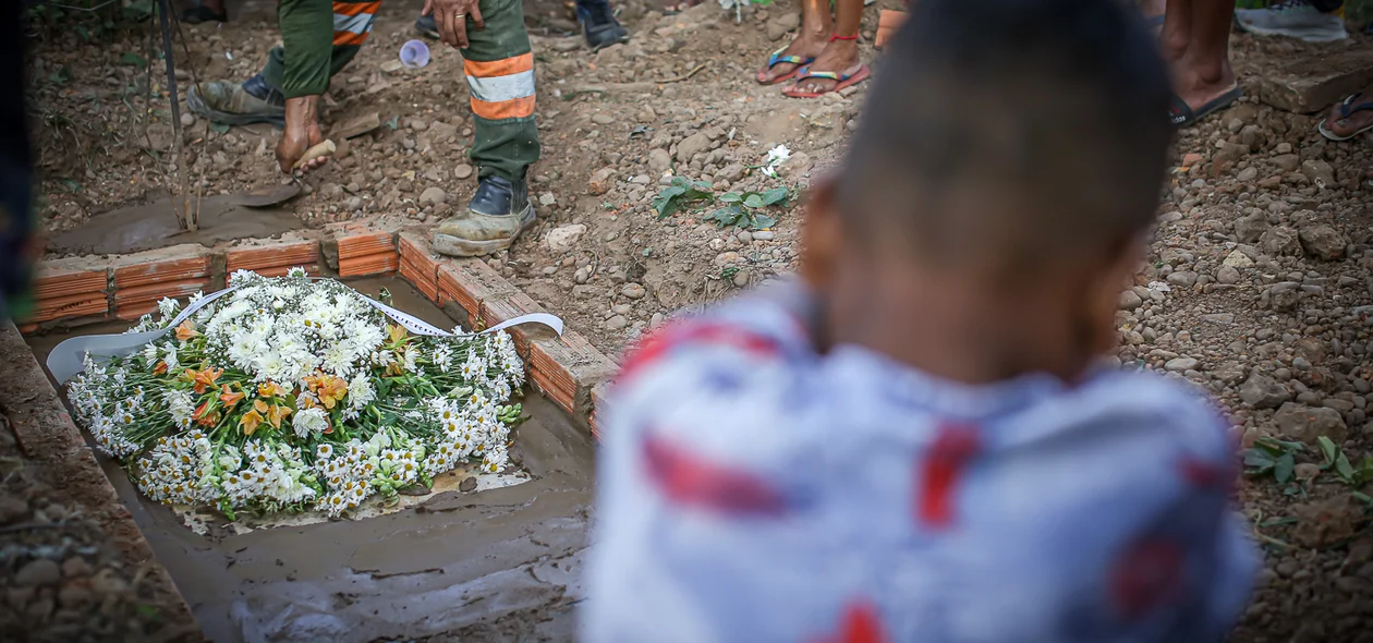 Filho caçula de Índio durante sepultamento do pai