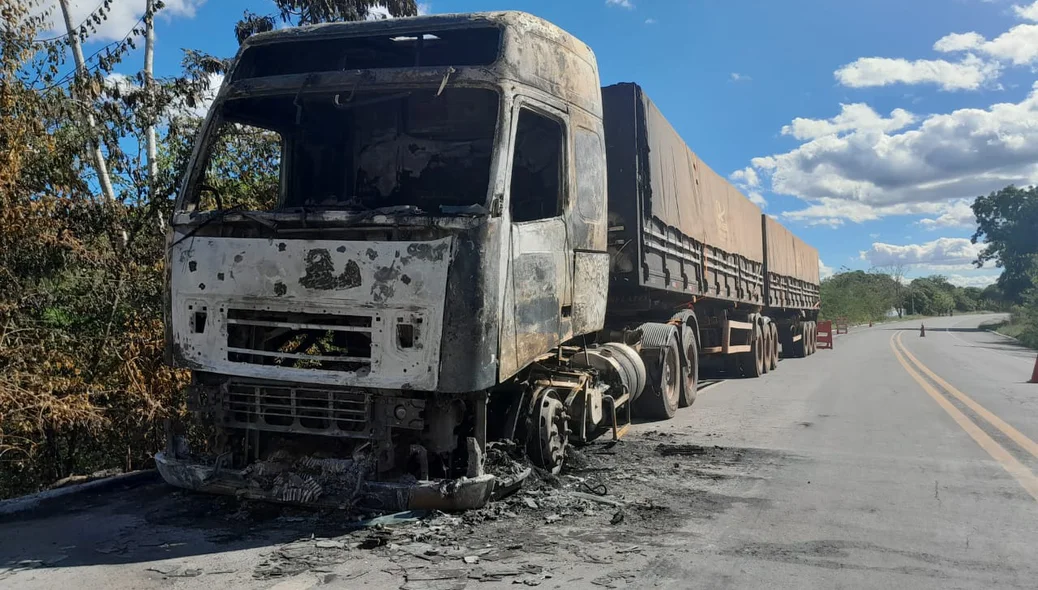 Fogo atingiu parte do compartimento de carga de soja que tinha como destino Fortaleza-CE