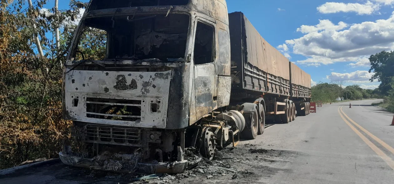 Fogo atingiu parte do compartimento de carga de soja que tinha como destino Fortaleza-CE