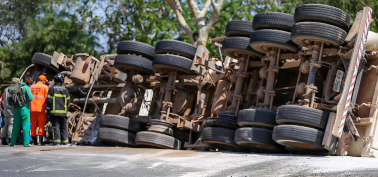 Foi constatado que um dos pneus da carreta sacou e outro estourou