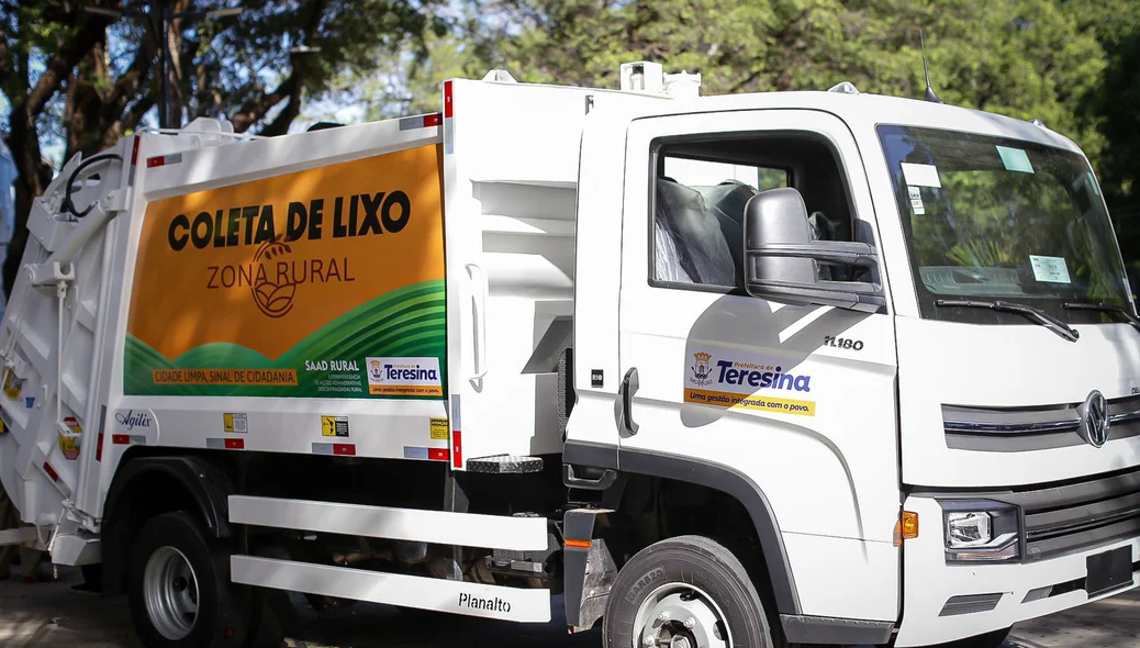 Foram adquiridos dois caminhões compactadores de lixo, por meio da SAAD Rural