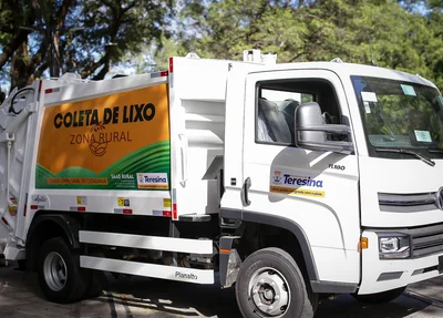 Foram adquiridos dois caminhões compactadores de lixo, por meio da SAAD Rural