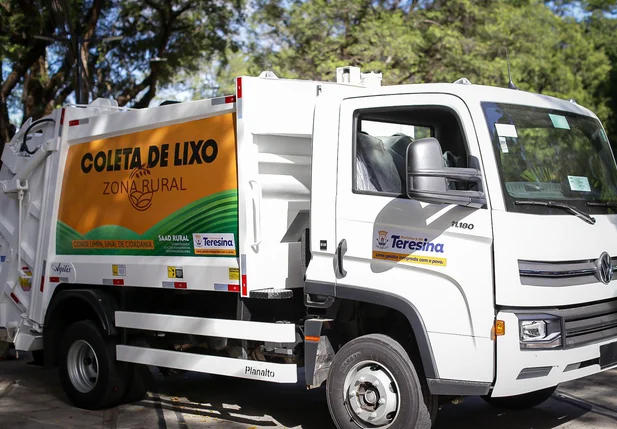 Foram adquiridos dois caminhões compactadores de lixo, por meio da SAAD Rural