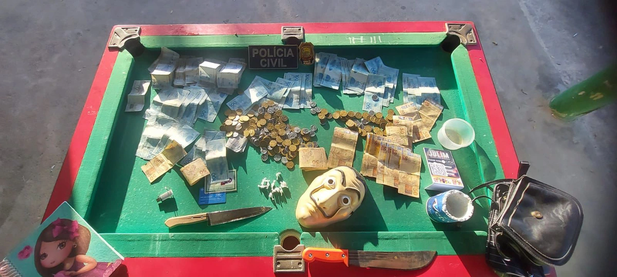 Foram apreendidos mais de 16 mil reais durante a ação da Polícia Civil