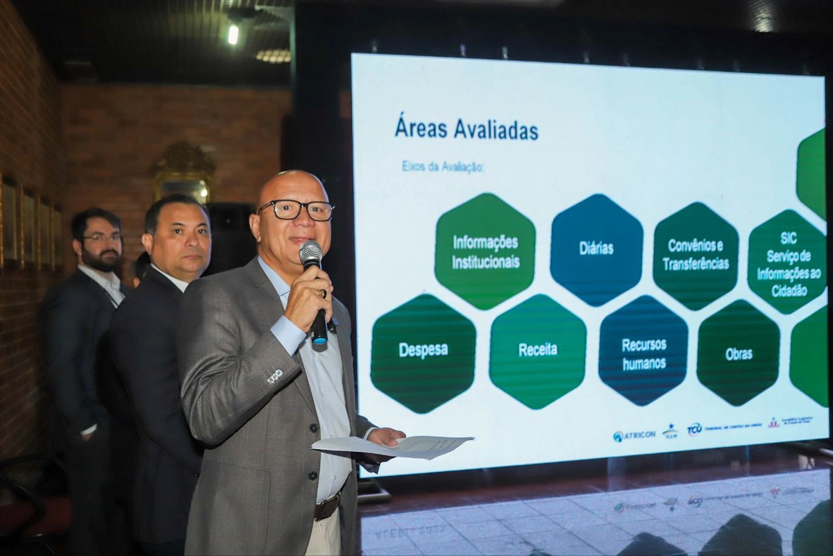 Franzé Silva, presidente da Alepi, fala aos presentes