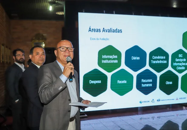 Franzé Silva, presidente da Alepi, fala aos presentes