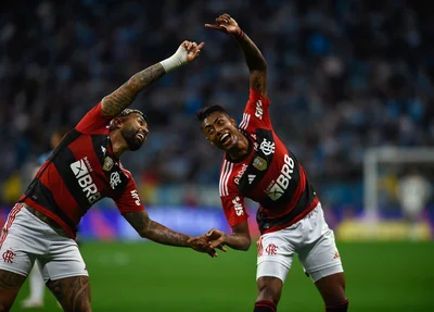 Gabigol e Bruno Henrique em fusão após mais um gol da dupla