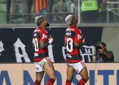 Gabigol e Wesley comemoram gol da virada