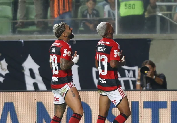 Gabigol e Wesley comemoram gol da virada