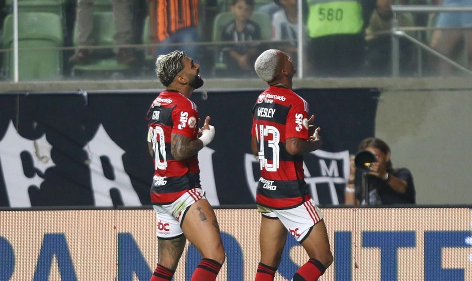 Gabigol e Wesley comemoram gol da virada