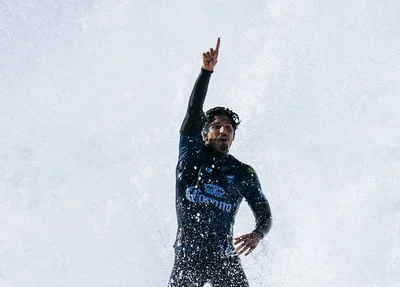 Gabriel Medina se classifica às semis de J-Bay