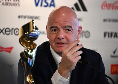 Gianni Infantino ao lado da taça da Copa do Mundo Feminina