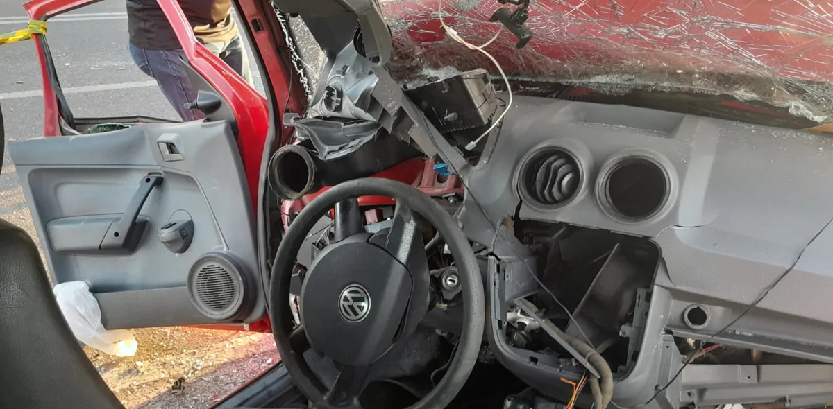 Gol ficou com o painel destruído