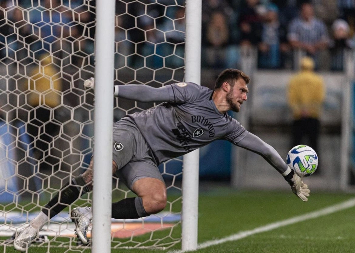 Goleiro Lucas Perri foi um dos destaques da vitória do Glorioso